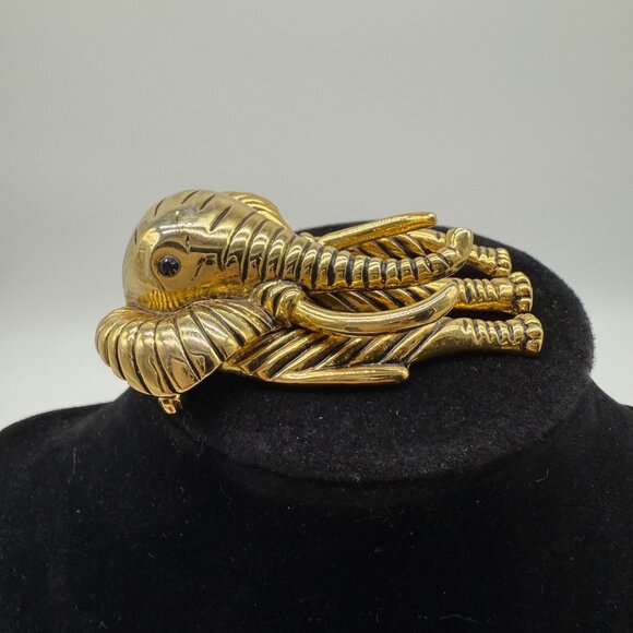 Vintage Gold-Tone Elephant Brooch Pin Black Glass Eyes Detailed Design - Picture 3 of 11